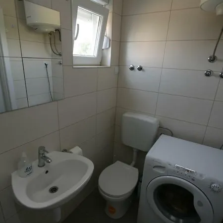 アパート Popovic ニン