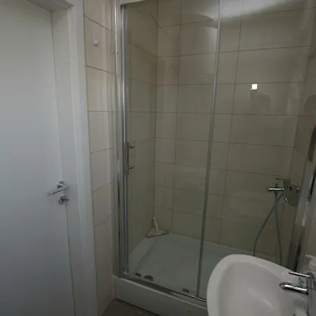 アパート Popovic ニン